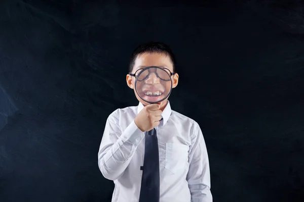 Preteen Boy Holding Vergrößerungsglas Front His Mouth While Standing Classroom — Stockfoto