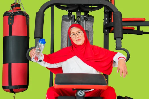 Seniorin Sitzt Nach Dem Training Fitnesscenter Mit Trinkflasche Der Hand — Stockfoto