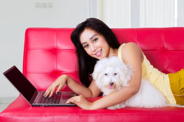 Beautiful Woman Smiling Camera While Using Laptop While Lying Together — Stock Photo, Image