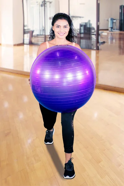 Nahaufnahme Einer Unbekannten Frau Die Fitnessstudio Einen Yoga Ball Der — Stockfoto