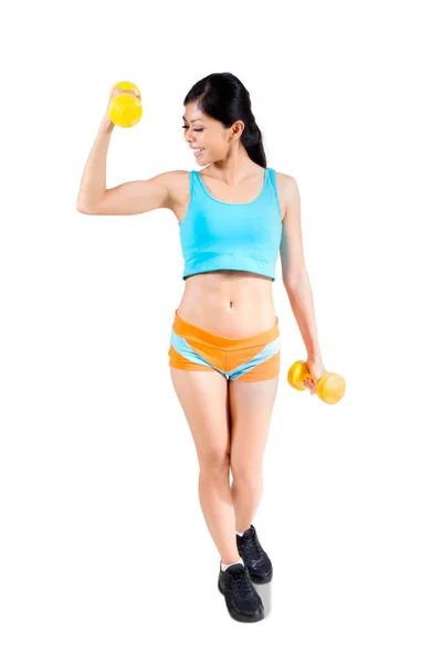 Mulher Jovem Asiática Olhando Para Seus Bíceps Enquanto Exercita Com — Fotografia de Stock