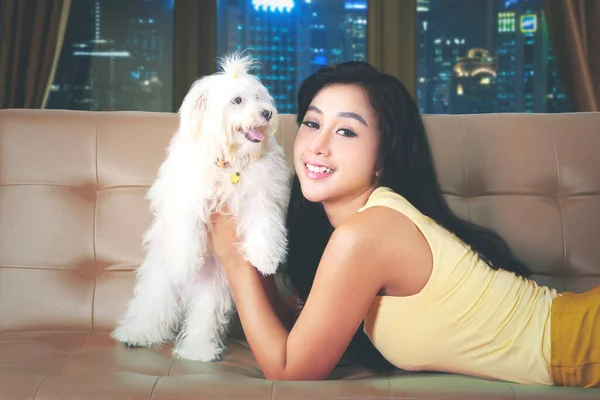 Beautiful Woman Lying Her Maltese Dog Couch While Smiling Camera — Stock Photo, Image