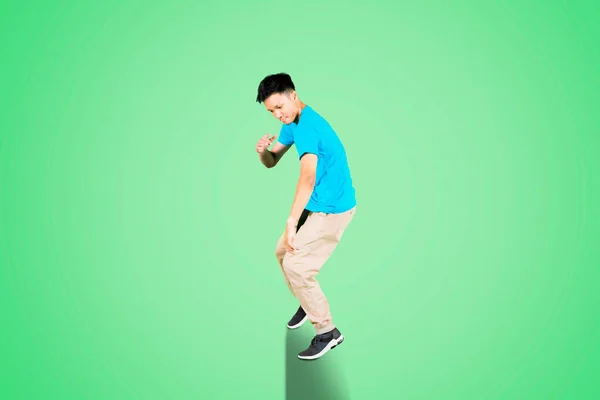 Азиатский Мужчина Исполняющий Фристайл Время Брейк Данса Студии Зеленом Фоне — стоковое фото