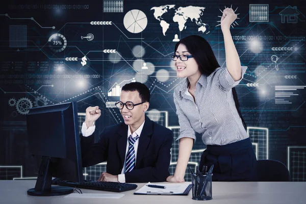 Dos Personas Negocios Que Trabajan Con Una Computadora Mientras Levantan — Foto de Stock