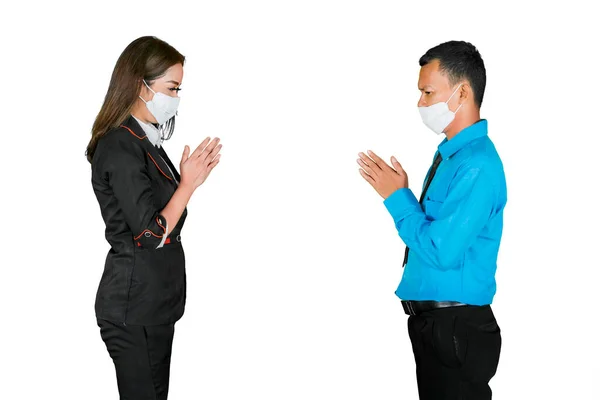 Dos Personas Negocios Con Máscara Facial Mostrando Gesto Saludo Mientras —  Fotos de Stock