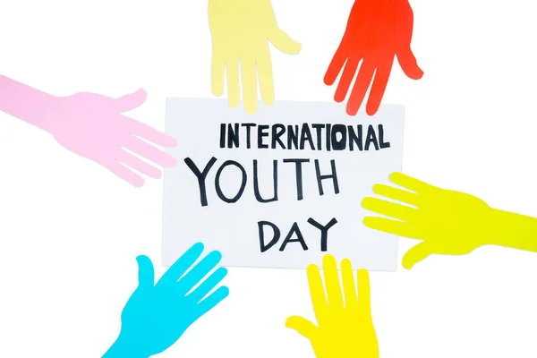Masanın Üstündeki Beyaz Arkaplanlı Kağıtta Uluslararası Gençlik Günü Metni Bulunan — Stok fotoğraf