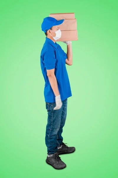 Yüzü Maskeli Eldivenli Bir Teslimatçının Geniş Açılı Görüntüsü Elinde Paketler — Stok fotoğraf