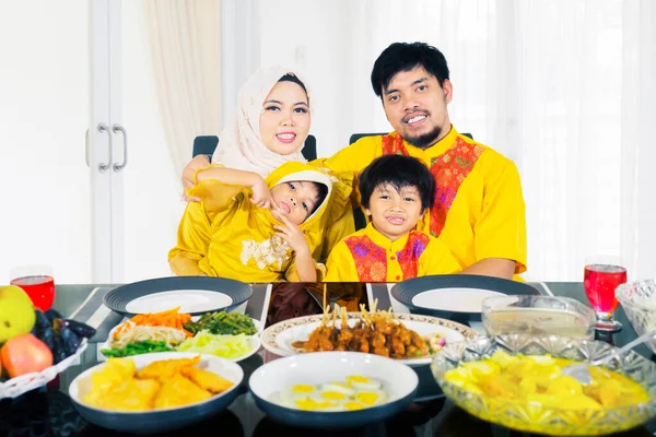 Família Muçulmana Feliz Olhando Para Câmera Sentado Mesa Jantar Enquanto — Fotografia de Stock