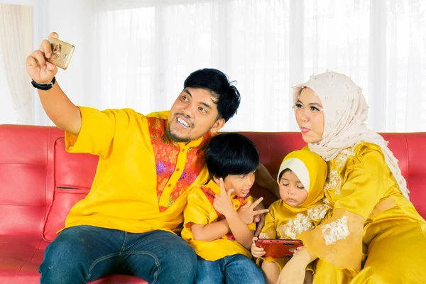 Glad Muslimsk Familj Sitter Soffan Medan Tar Selfie Foto Med — Stockfoto