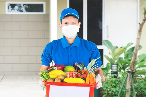 Mensajero Masculino Que Usa Mascarilla Guantes Mientras Entrega Frutas Verduras — Foto de Stock