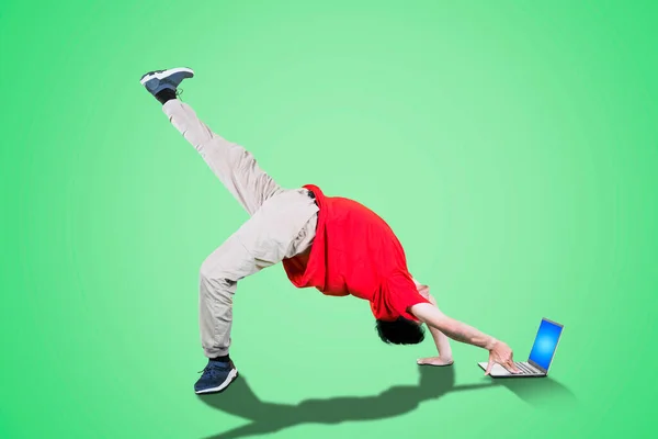 Danseur Masculin Montrant Break Dance Tout Utilisant Ordinateur Portable Dans — Photo