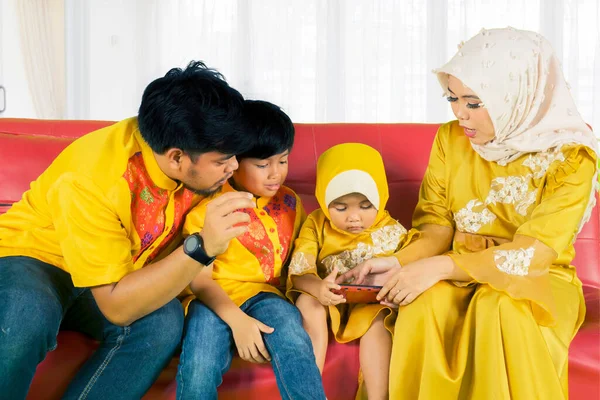 Famille Musulmane Assise Sur Canapé Tout Jouant Avec Téléphone Portable — Photo