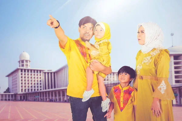 Young Parents Showing Something Children While Standing Together Istiqlal Mosque — Stock Photo, Image