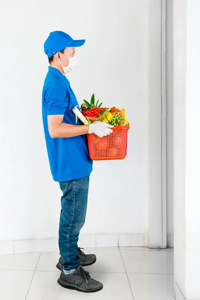 Widok Boku Nadawcy Noszenia Maski Twarzy Trzymając Owoce Warzywa Stojąc — Zdjęcie stockowe
