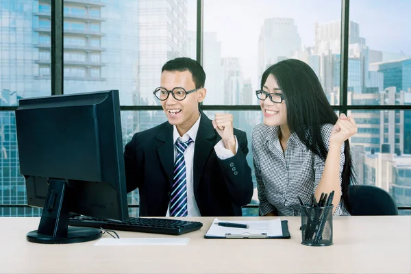 Two Business People Expressing Success While Looking Computer Sitting Window — Stock Photo, Image