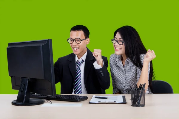 Two Business People Expressing Success While Looking Computer Studio Green — Stock Photo, Image