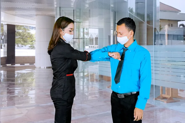 Två Affärsmän Med Ansiktsmask Möte Och Hälsning Med Armbågen När — Stockfoto