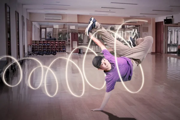 Joven Mostrando Movimiento Break Dance Con Luces Suelo Madera Disparo — Foto de Stock