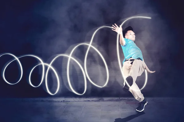 Jovem Homem Elegante Realizando Break Dance Movimento Com Efeito Luz — Fotografia de Stock