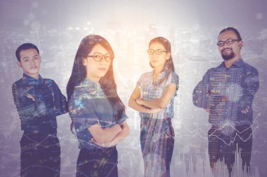 Çok ırklı iş adamlarının çifte maruziyeti el ele tutuşmuş ve gece şehir geçmişiyle ayakta duruyorlardı.