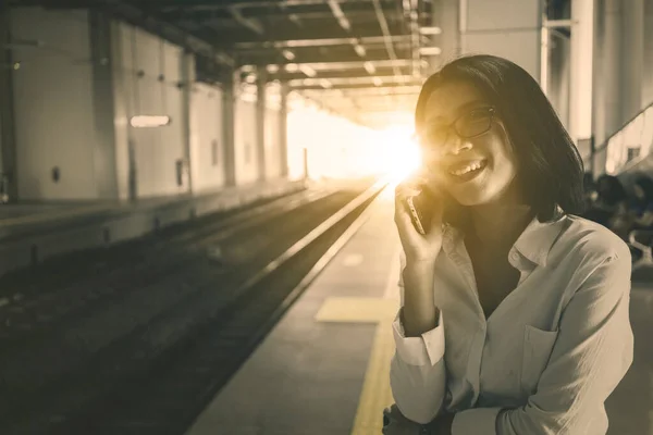 Junge Geschäftsfrau Telefoniert Während Sie Der Abenddämmerung Bahnhof Steht — Stockfoto