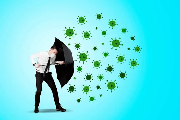 Blanke Zakenman Draagt Een Gezichtsmasker Gebruikt Paraplu Beschermen Tegen Coronavirus — Stockfoto