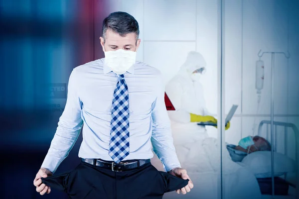 Uomo Affari Caucasico Indossando Maschera Viso Mostrando Tasca Vuota Dopo — Foto Stock