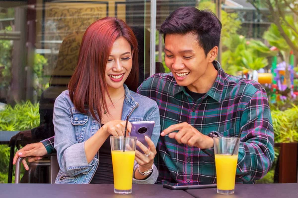 Cheerful Young Couple Chatting Using Smartphone Together While Dating Cafe — Stock Photo, Image