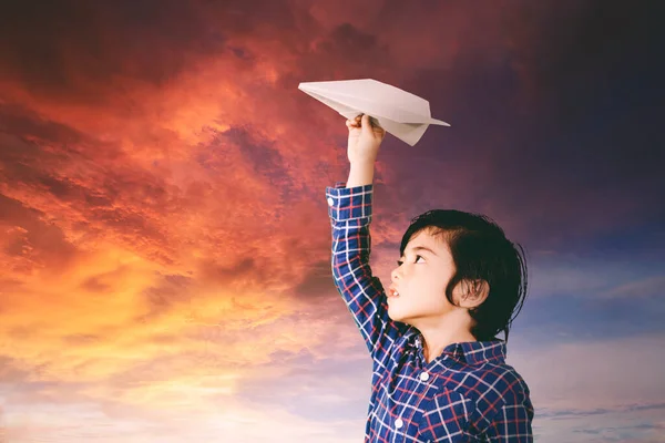 Gökyüzü Alacakaranlıkta Dururken Kağıt Uçakla Oynayan Küçük Çocuğun Yan Görüntüsü — Stok fotoğraf