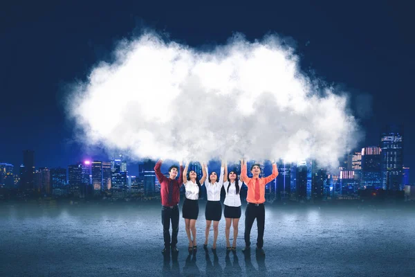 Concetto Cloud Computing Gruppo Uomini Affari Che Sollevano Una Nuvola — Foto Stock