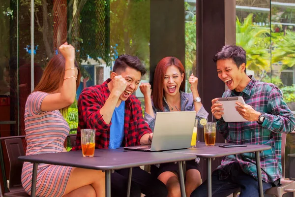 Grupa Szczęśliwych Młodych Ludzi Wyraża Swój Sukces Podczas Korzystania Laptopa — Zdjęcie stockowe
