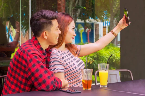 Joyeux Jeune Couple Prenant Selfie Photo Avec Téléphone Portable Tout — Photo