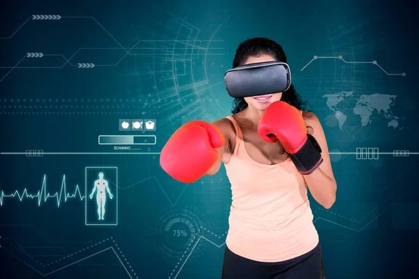 Indische Junge Frau Mit Brille Beim Boxtraining Mit Virtuellem Bildschirm — Stockfoto