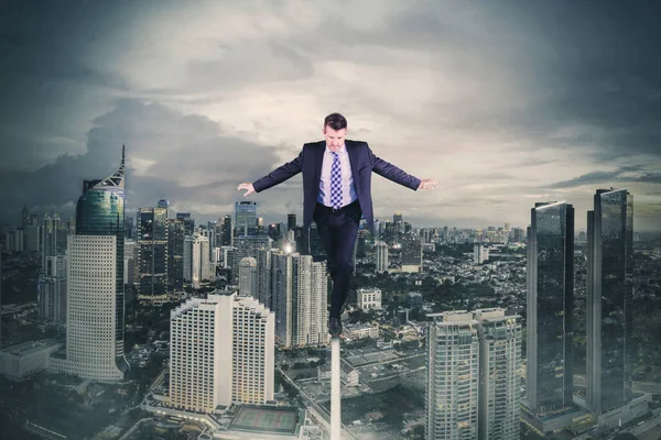 Hombre Gerente Mantener Equilibrio Mientras Camina Sobre Una Cuerda Con —  Fotos de Stock