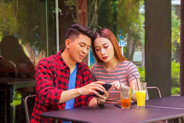 Jeune Couple Bavarder Utiliser Smartphone Ensemble Tout Datant Dans Café — Photo