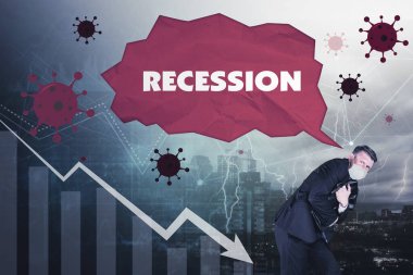 Korkak işadamı elinde bavul tutarken koronavirüs ve şehrin arka planından etkilenen azalan okla ayakta duruyor.