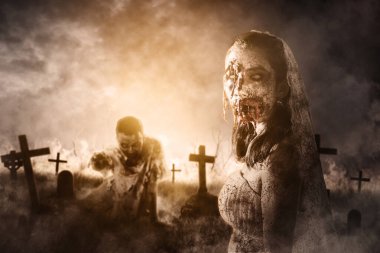 Sisli bir gecede mezarlıktan yükselen iki ürkütücü hayalet. Cadılar Bayramı korkusu kavramı