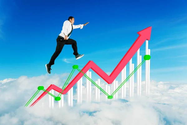Asiatischer Geschäftsmann Springt Mit Aufwärtspfeil Und Wachstumshoroskop Den Blauen Himmel — Stockfoto