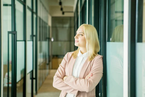 Närbild Blond Affärskvinna Ser Lyhörd När Står Med Vikta Händer — Stockfoto