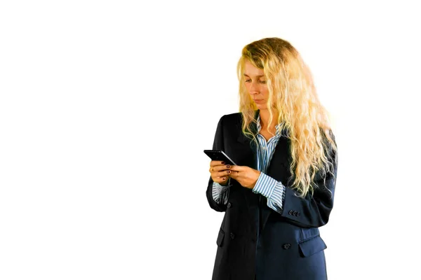 Білявка Бізнес Леді Використовує Мобільний Телефон Стоячи Студії Ізольовані Білому — стокове фото