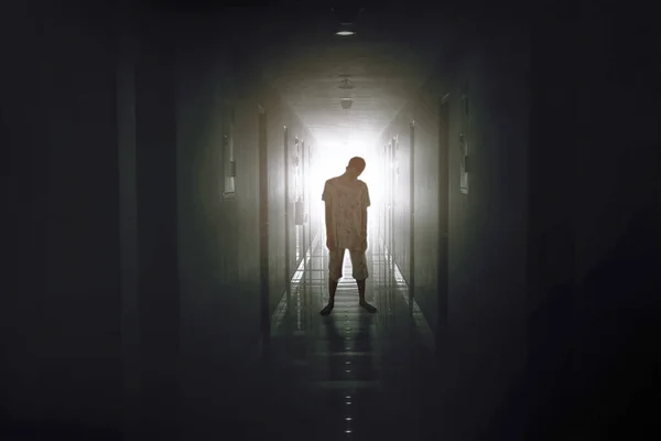 Otel Koridorunda Yürüyen Kanlı Erkek Zombi Portresi Cadılar Bayramı Korkusu — Stok fotoğraf