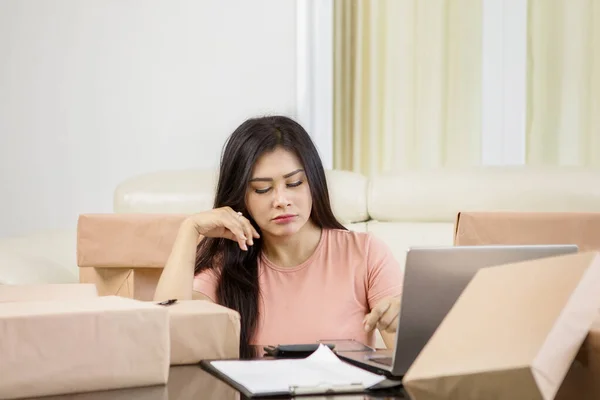 Gelangweilte Online Shop Inhaberin Arbeitet Mit Taschenrechner Und Karton Während — Stockfoto