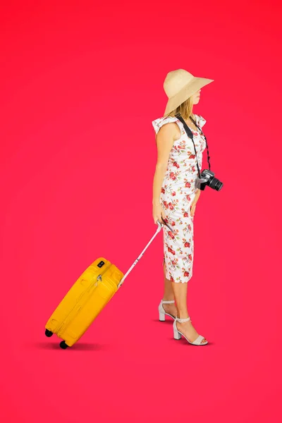 白种人女人穿着夏装 背着行李和数码相机走在工作室的侧面照片 — 图库照片