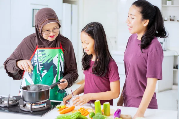 Menina Bonito Aprender Cozinhar Com Sua Mãe Avó Cozinha — Fotografia de Stock