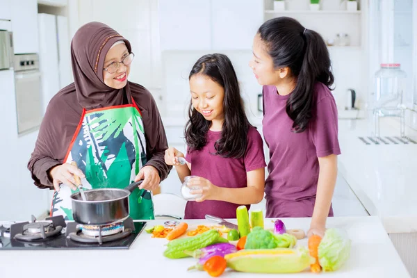 Mała Dziewczynka Uczy Się Gotować Zupę Matką Babcią Kuchni — Zdjęcie stockowe