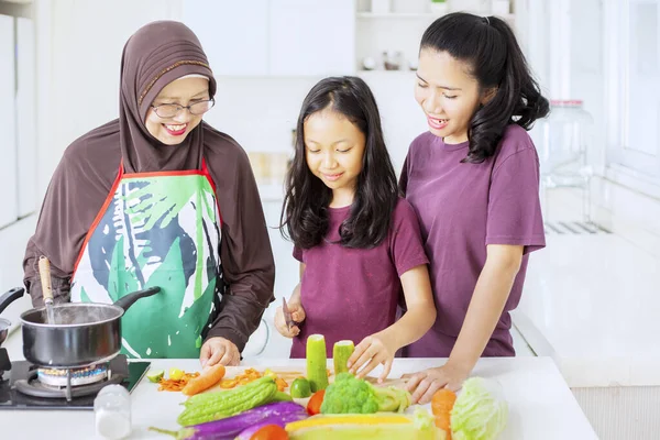 Linda Niña Aprendiendo Cortar Verduras Con Madre Abuela Cocina —  Fotos de Stock