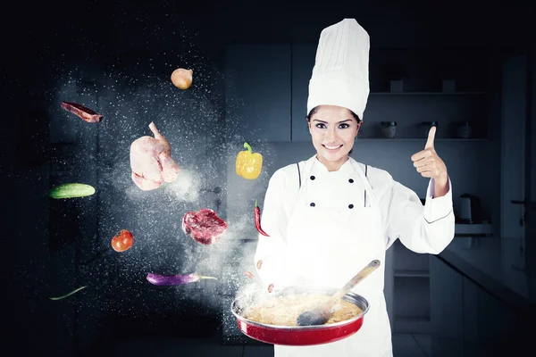 Chef Feminino Mostrando Polegar Para Cima Enquanto Cozinha Com Ingredientes — Fotografia de Stock