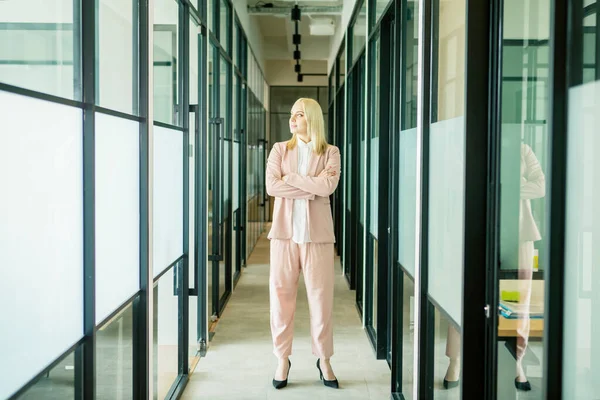 Comprimento Total Gerente Feminino Parece Pensativo Enquanto Está Com Mãos — Fotografia de Stock