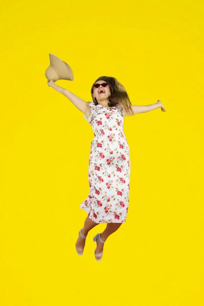 Щаслива Кавказька Жінка Яка Стрибає Студії Одягнувши Сонцезахисні Окуляри Капелюх — стокове фото