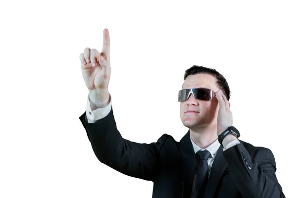 透明画面に触れながら 未来的なメガネを身に着けている男性マネージャーのクローズアップ 白の背景に隔離された — ストック写真
